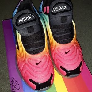 Women's Size 7 Nike Airmax 720 Betrue